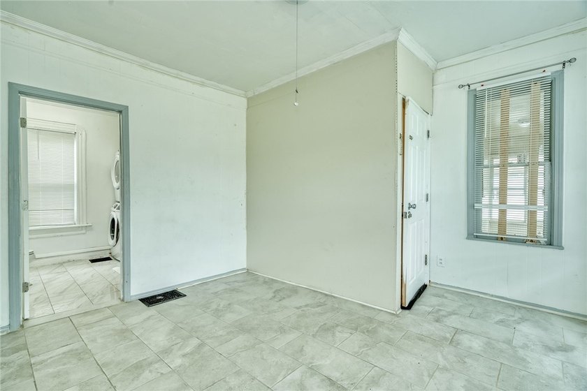 Fantastic opportunity to own a spacious 3-bedroom, 2-bath home - photo 8