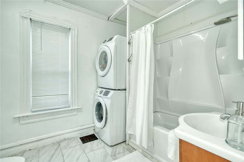 Fantastic opportunity to own a spacious 3-bedroom, 2-bath home - photo 9