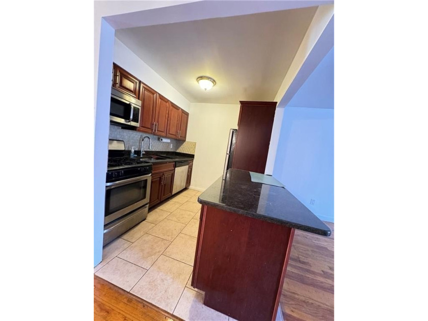 Well-kept 2-family brick residence offering a 20*47 building - photo 22