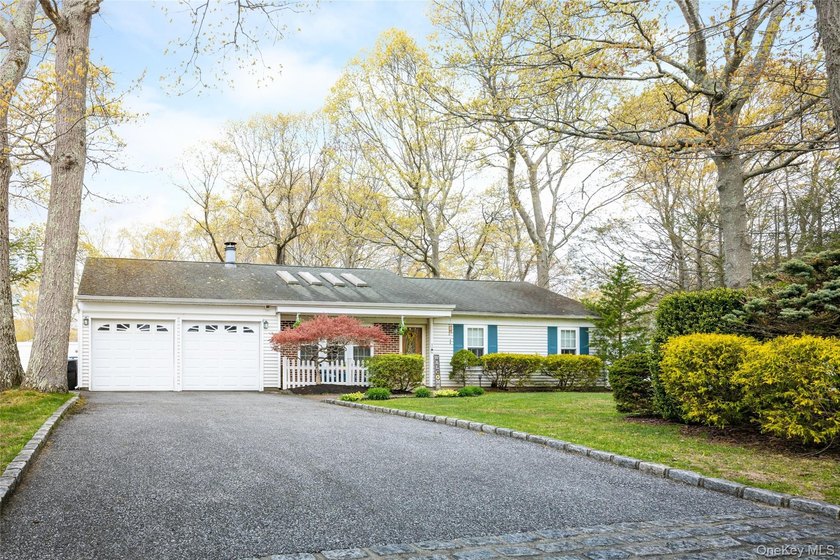 Welcome home to this immaculate and move in ready ranch home in - photo 2
