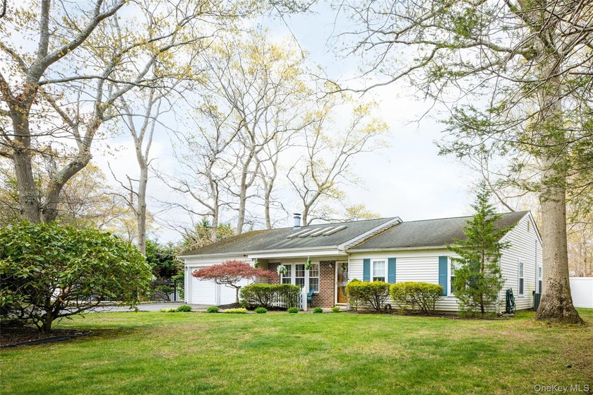 Welcome home to this immaculate and move in ready ranch home in - photo 3