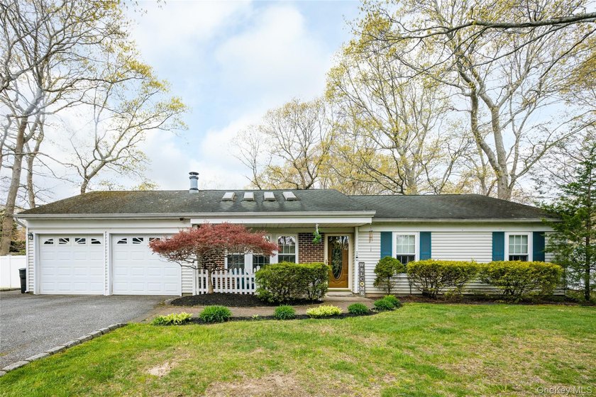 Welcome home to this immaculate and move in ready ranch home in - photo 4