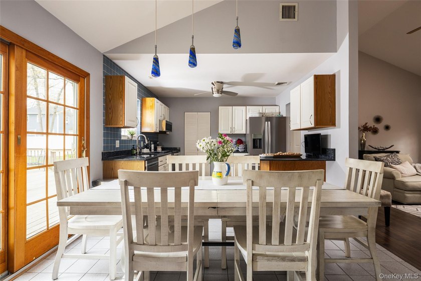 Welcome home to this immaculate and move in ready ranch home in - photo 7