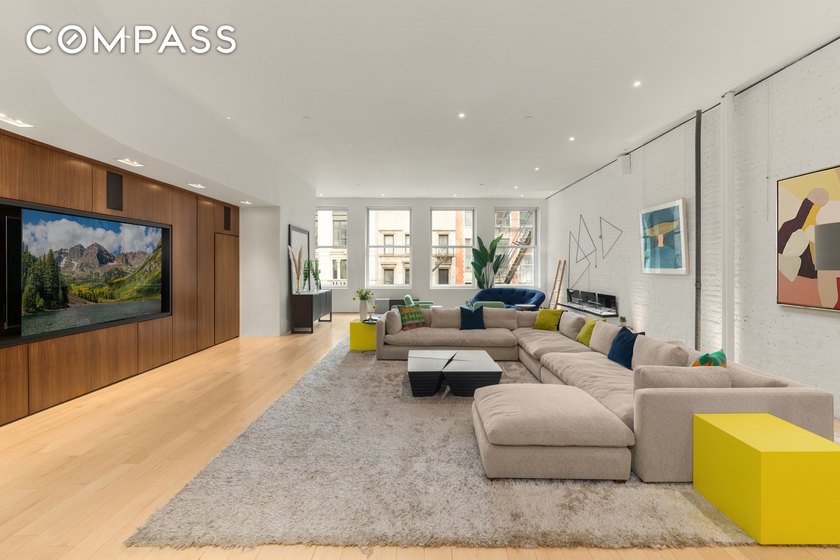 A full-floor loft in the heart of SoHo, this expansive 3-bedroom - photo 3