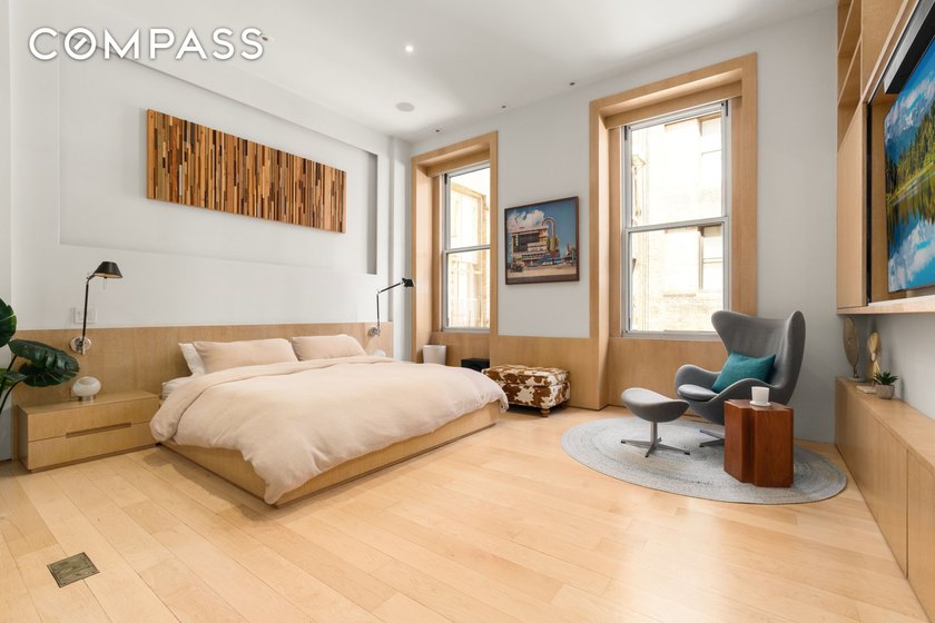 A full-floor loft in the heart of SoHo, this expansive 3-bedroom - photo 8