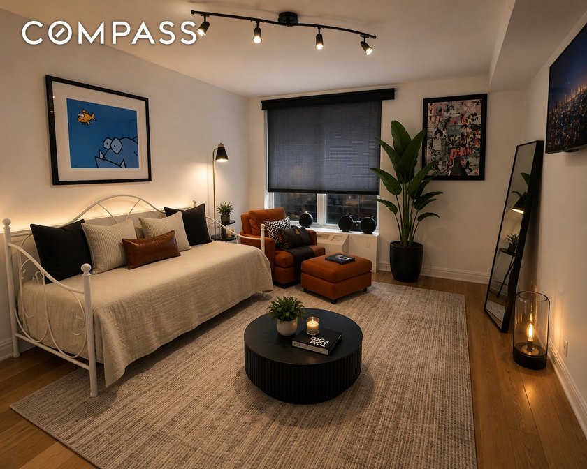 This stunning, full-floor three-bedroom residence offers - photo 3