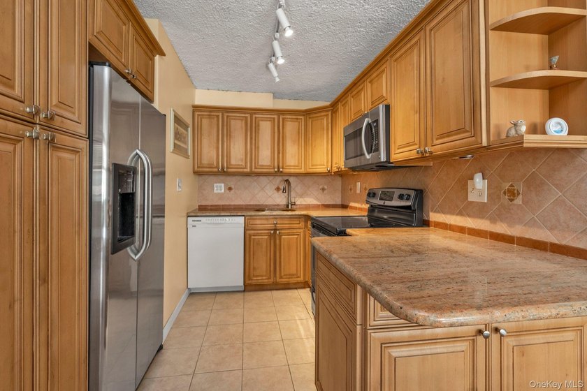 Bright and airy open concept layout with stunning wall of - photo 4