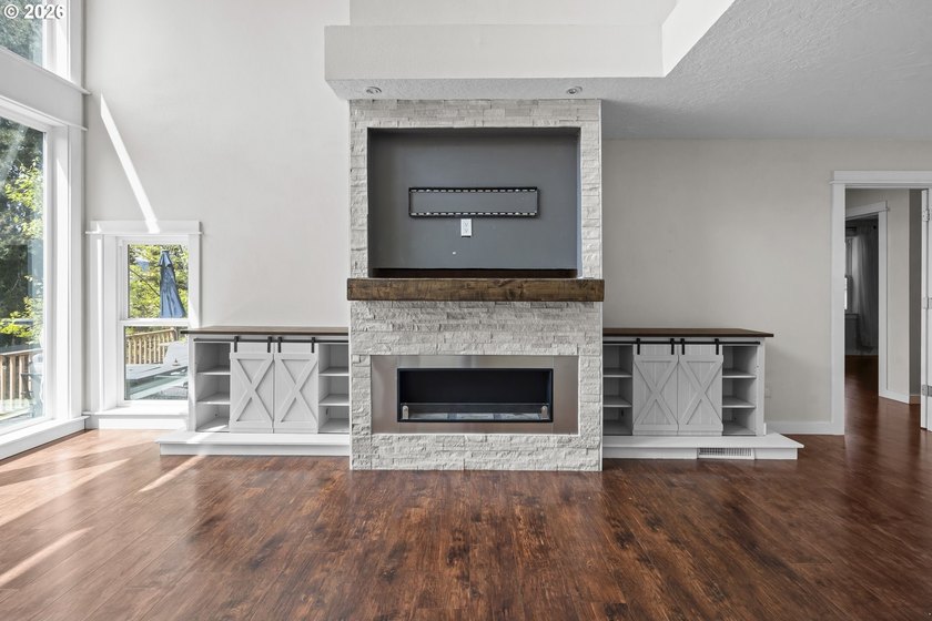 4 bed, 2.5-bath home offering 2,386 sq ft of thoughtfully - photo 17