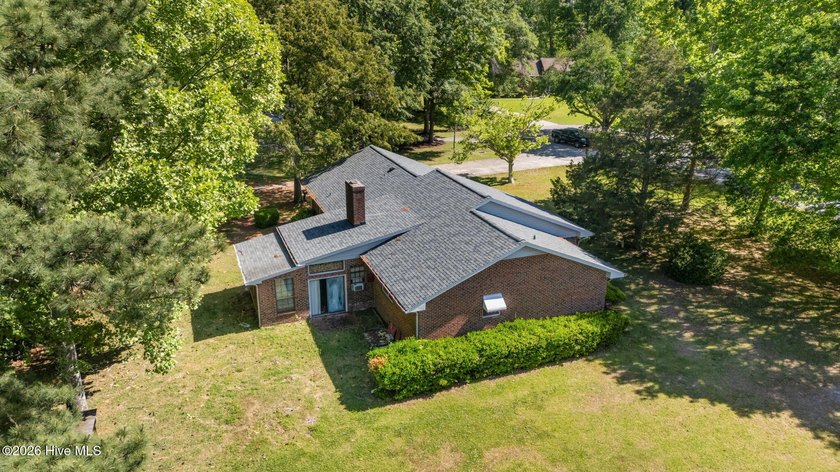 Tucked away on a quiet cul de sac just minutes from downtown New - photo 18