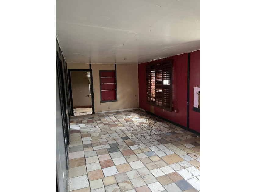INVESTOR'S COME ALL WITH THIS SINGLE FAMILY HOME IN THE HEART OF - photo 4