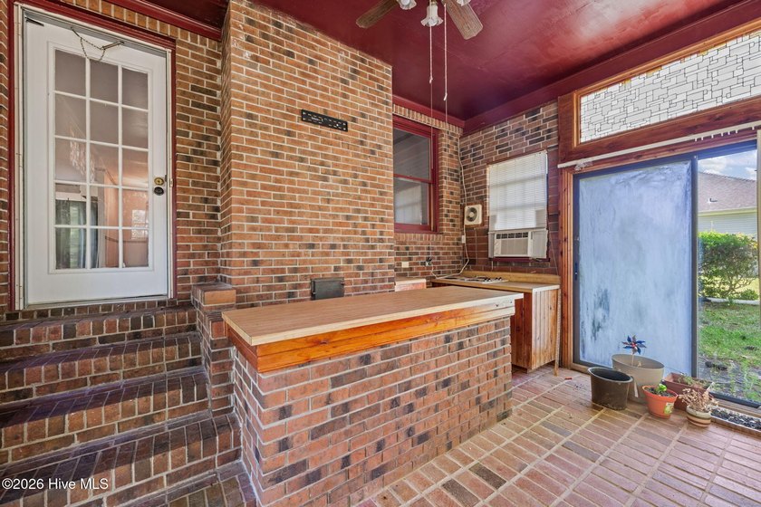 Tucked away on a quiet cul de sac just minutes from downtown New - photo 42