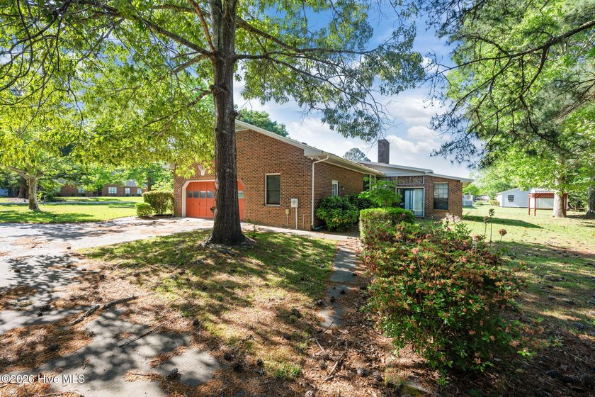 Tucked away on a quiet cul de sac just minutes from downtown New - photo 49