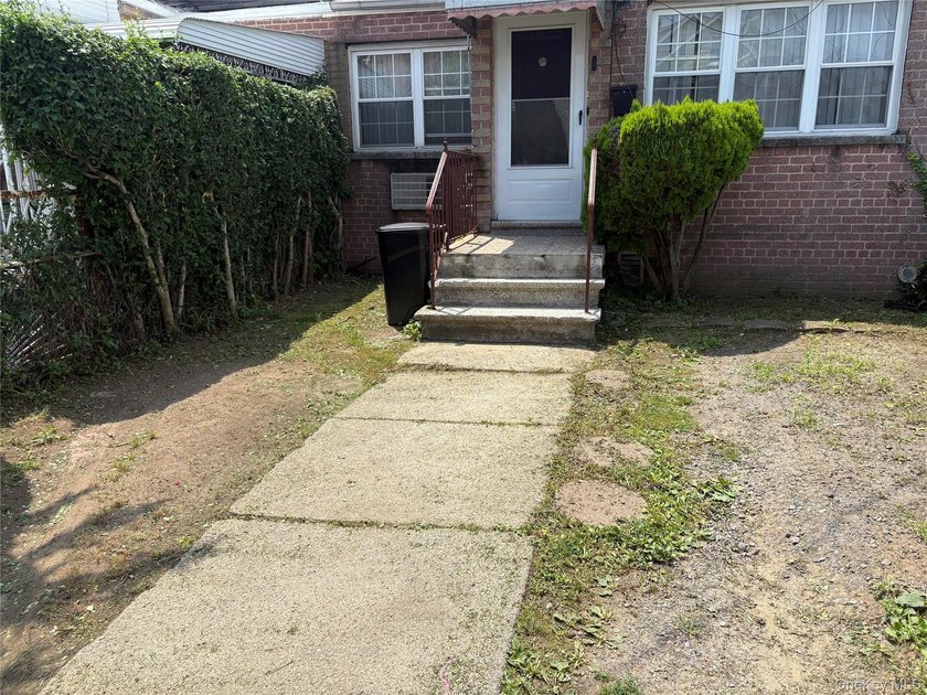 Charming 3-bedroom, 1-bathroom single-family home at 3485 Mickle - photo 2