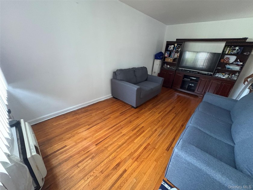 Charming 3-bedroom, 1-bathroom single-family home at 3485 Mickle - photo 4