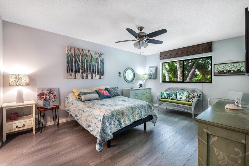 Experience the pinnacle of lakeside luxury in this beautifully - photo 14