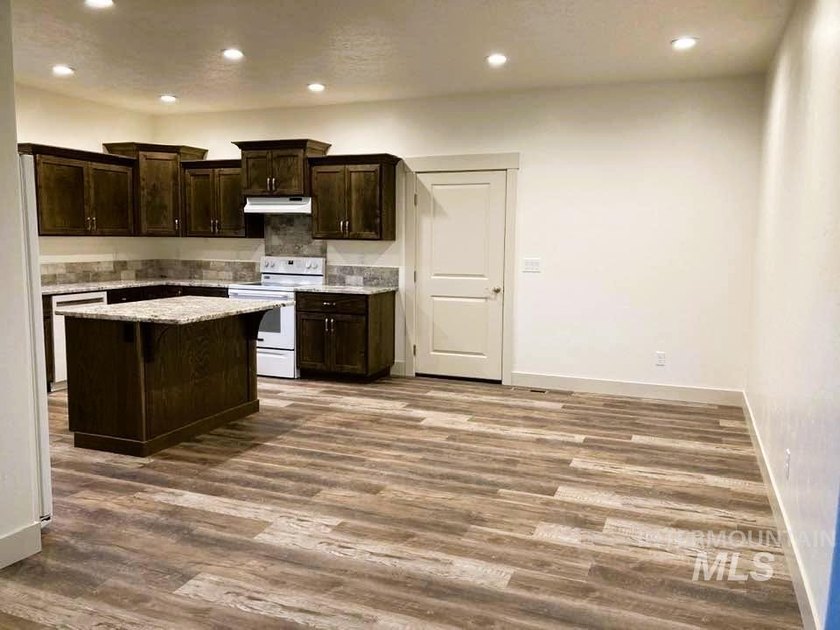 Discover a great investment opportunity in Bruneau, Idaho! This - photo 4