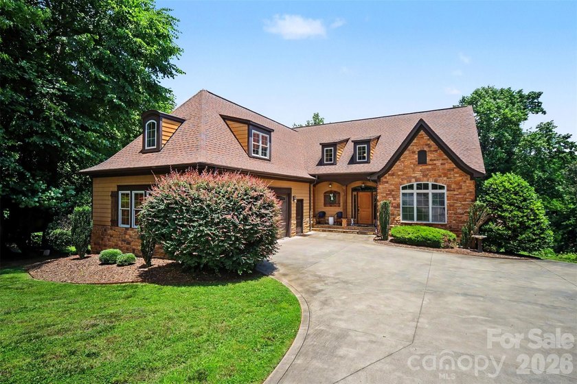 Fabulous SMART CONSTRUCTION home has it all--privacy, desirable - photo 3