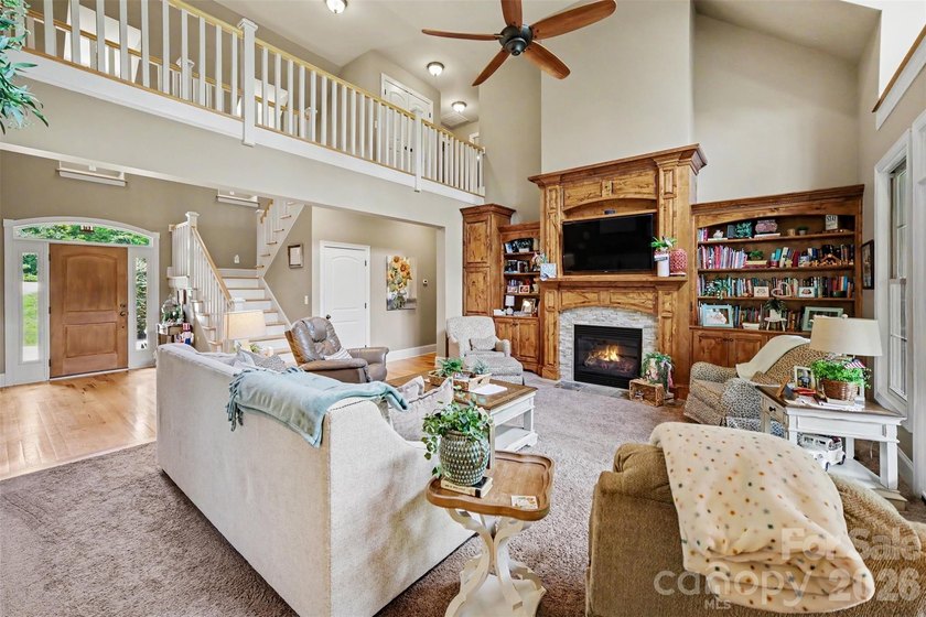 Fabulous SMART CONSTRUCTION home has it all--privacy, desirable - photo 6