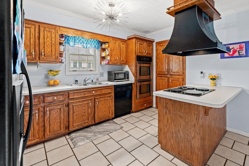 Custom built all-brick home, with a large private pool, on a - photo 12