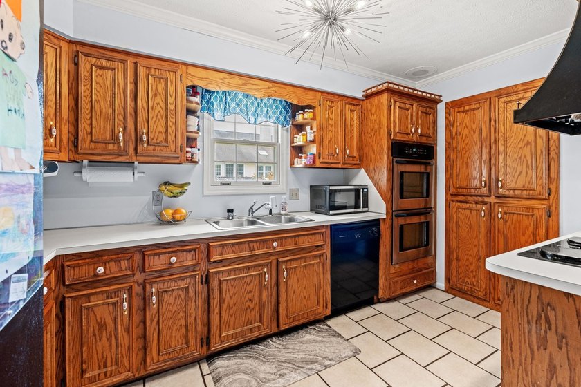 Custom built all-brick home, with a large private pool, on a - photo 13