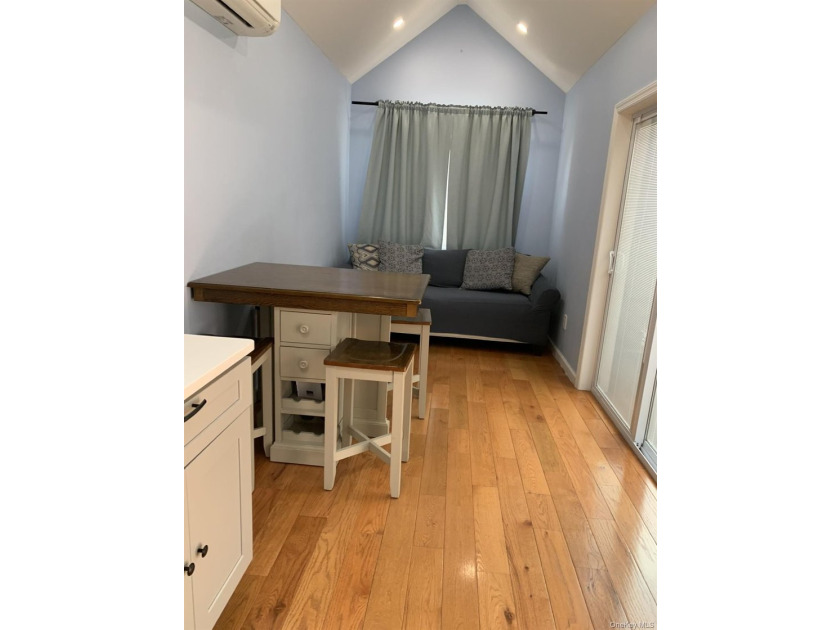 Cozy 3 room house. 2 bedroom 1 bathroom, Bungalow. Updated - photo 5