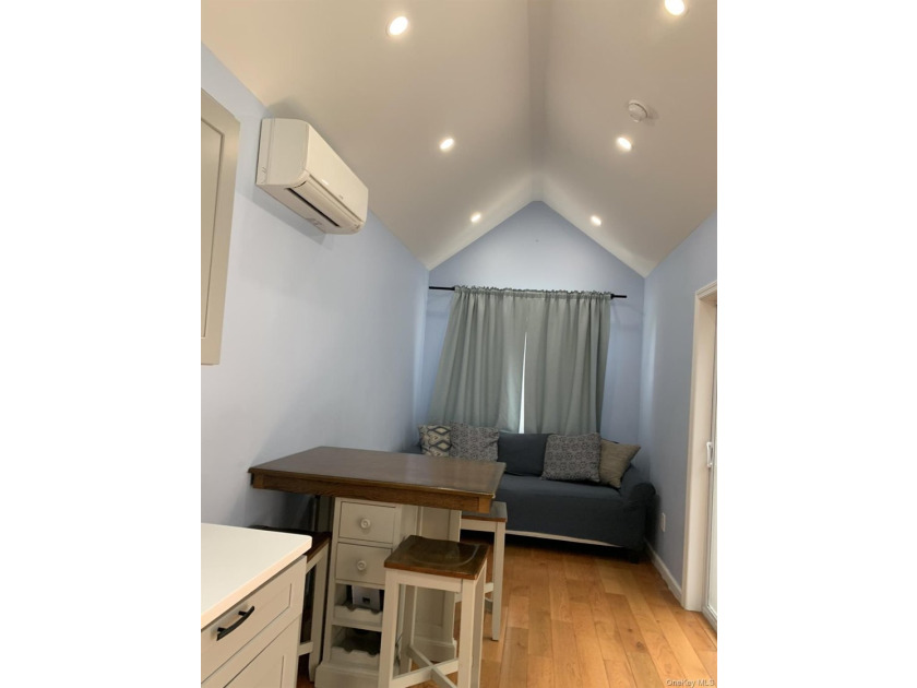 Cozy 3 room house. 2 bedroom 1 bathroom, Bungalow. Updated - photo 7