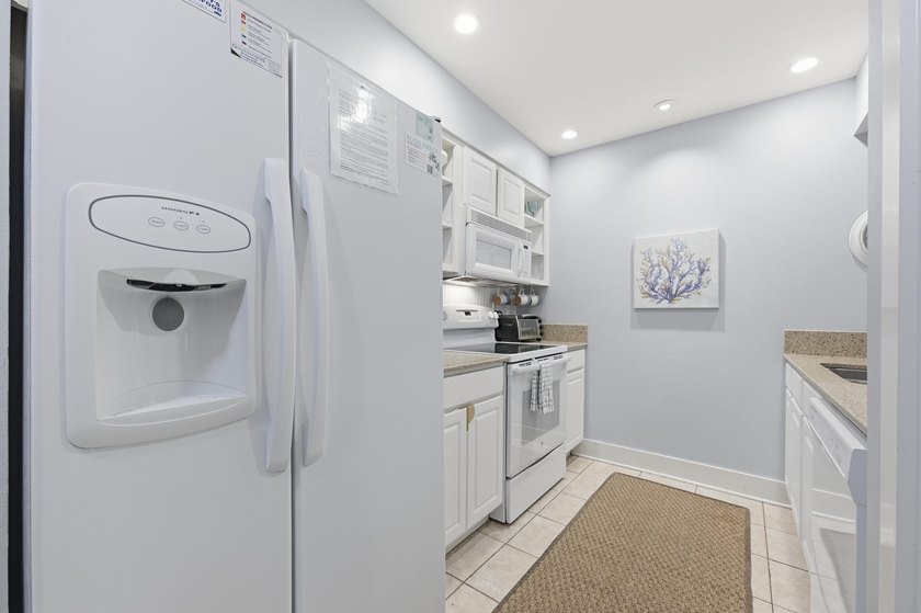 Charming 2-bedroom, 1.5-bath townhouse in Cassine Gardens - photo 3