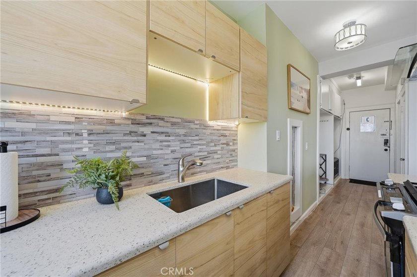 Fully furnished, turnkey condo in the heart of Downtown Long - photo 10