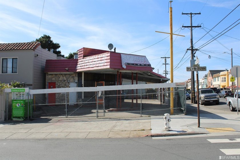 Commercial building on lot zoned RH2 with possibility of third - photo 3