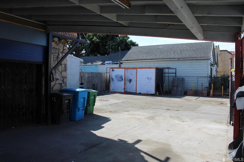 Commercial building on lot zoned RH2 with possibility of third - photo 7