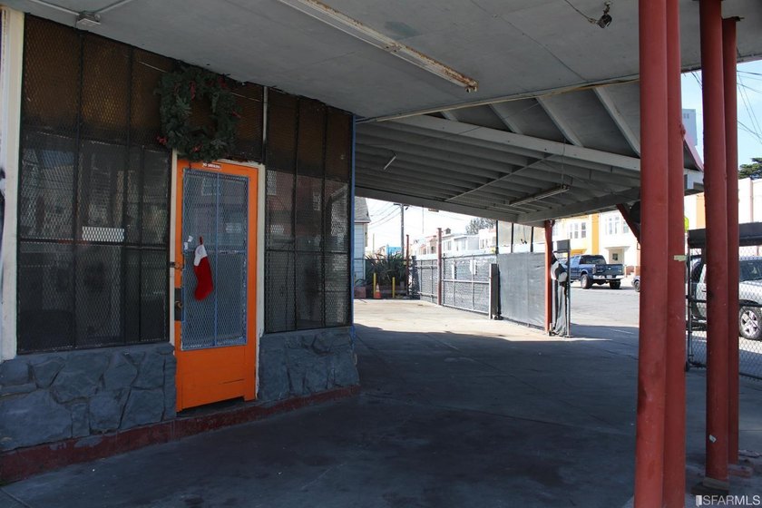 Commercial building on lot zoned RH2 with possibility of third - photo 9