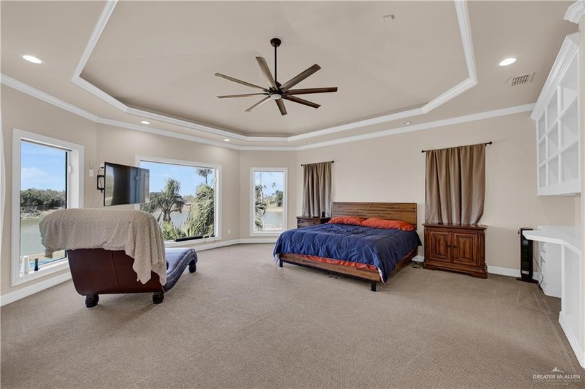 Gorgeous lakeside retreat offering the perfect getaway or - photo 12