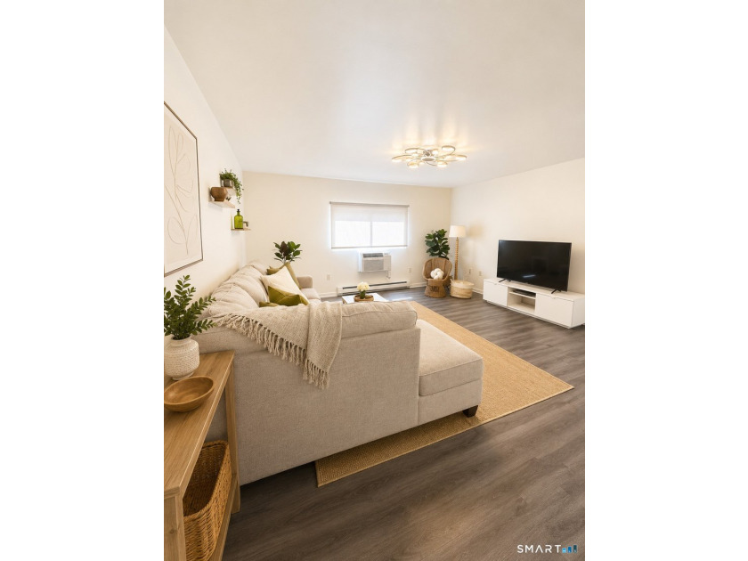 Move right into this beautifully updated 1-bedroom, 1-bath condo - photo 4
