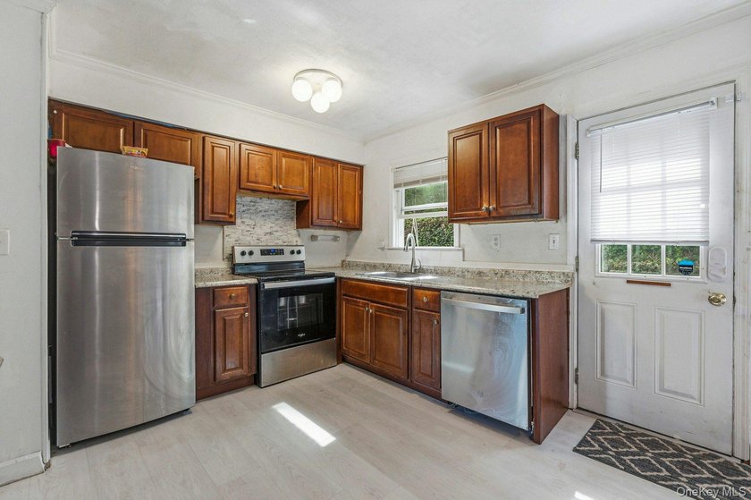 Welcome to this charming 4-bedroom, 2 full bath Mustapick - photo 11