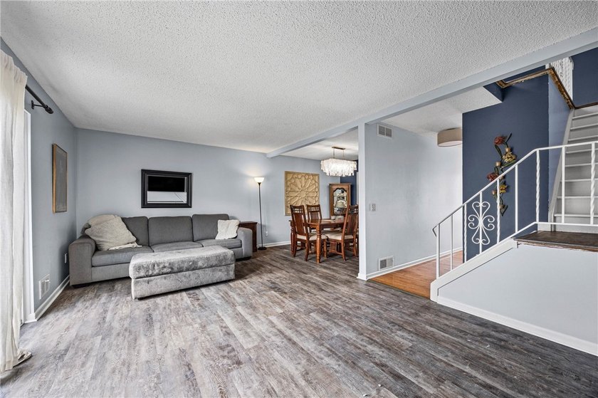 Brighton welcomes you home to this beautifully updated end-unit - photo 7