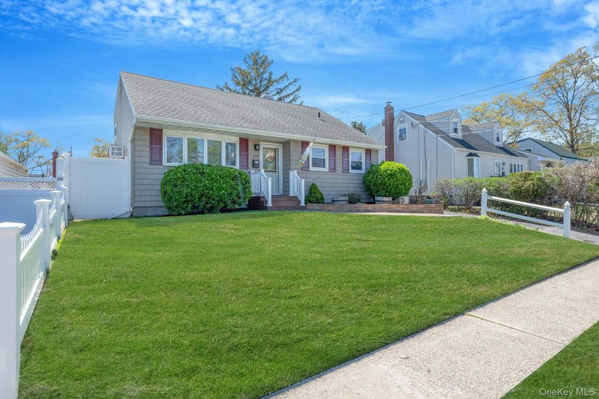 Immaculate, move-in ready multi-level home located in the heart - photo 2
