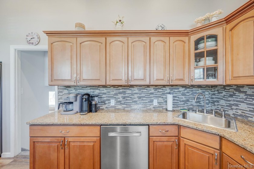 Immaculate, move-in ready multi-level home located in the heart - photo 8