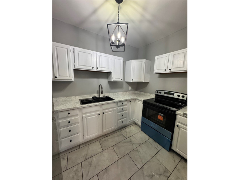 Welcome home to this beautifully remodeled 3 bedroom, 1 bathroom - photo 5