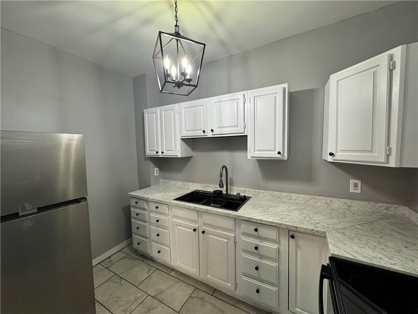 Welcome home to this beautifully remodeled 3 bedroom, 1 bathroom - photo 7