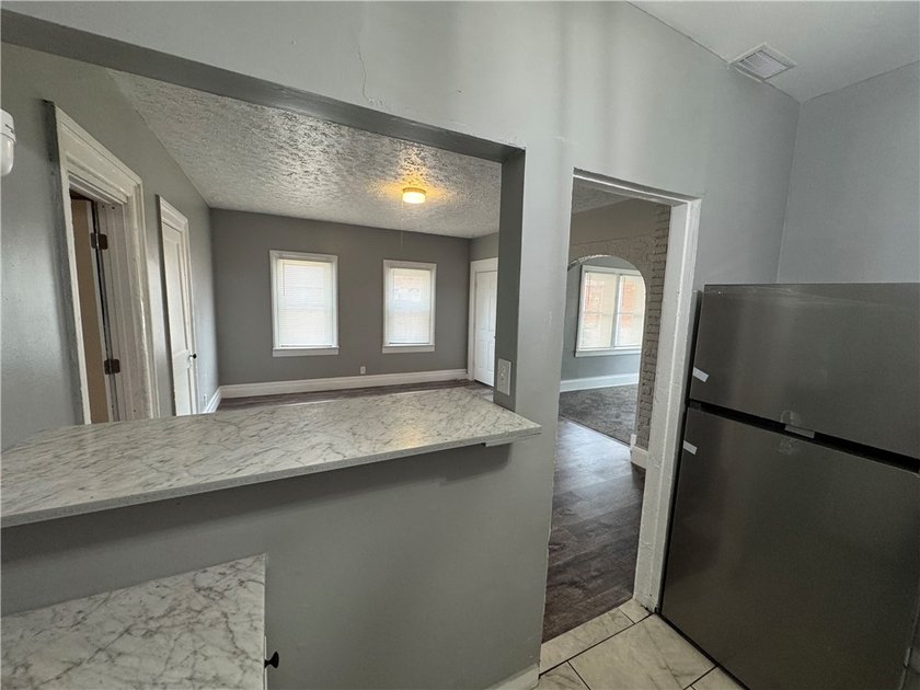 Welcome home to this beautifully remodeled 3 bedroom, 1 bathroom - photo 9