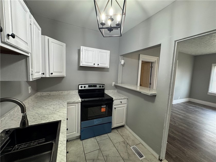 Welcome home to this beautifully remodeled 3 bedroom, 1 bathroom - photo 10