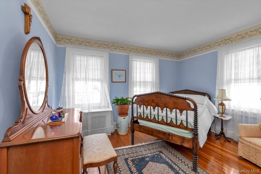 Welcome home to this cozy 3-bedroom colonial in the heart of - photo 12