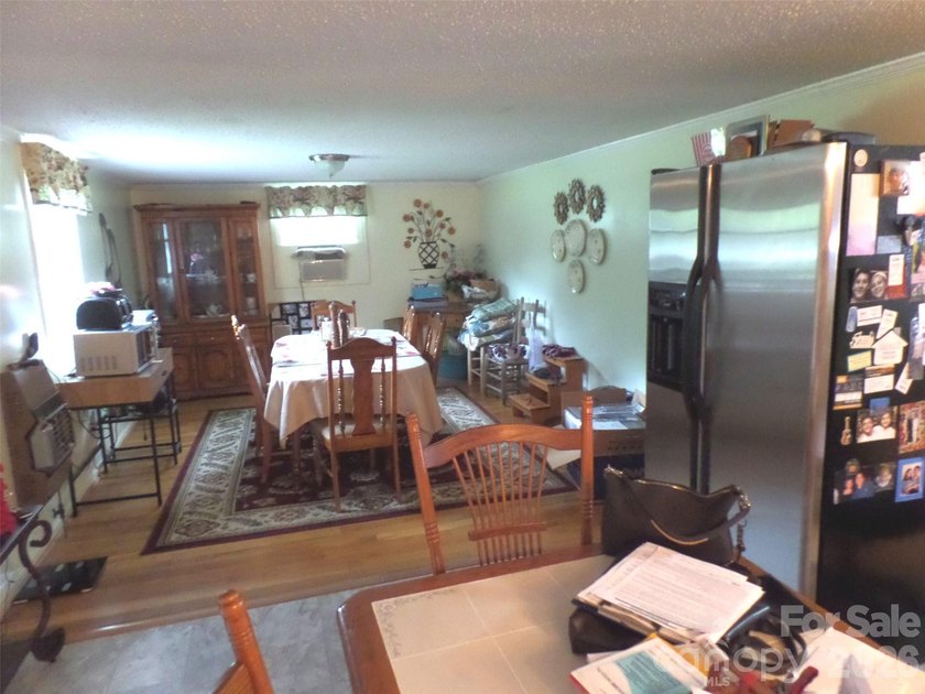 Charming &amp; Well-Maintained Home in Claremont! Welcome home to - photo 2