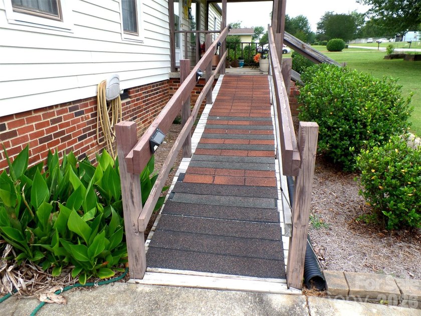 Charming &amp; Well-Maintained Home in Claremont! Welcome home to - photo 3