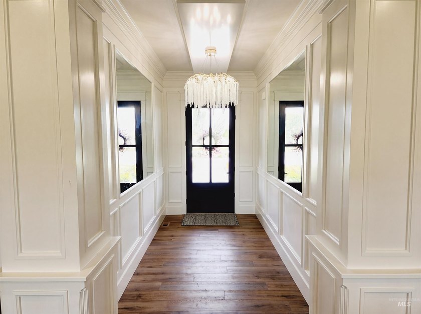 Experience 5 acres of space and a custom-built residence - photo 3