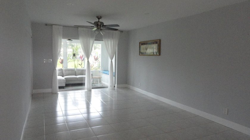 Beautifully remodeled 2-bedroom, 2-bath villa located in the - photo 28