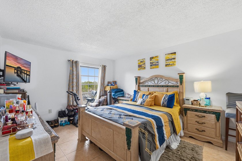 Beautifully updated 2-bedroom, 2-bath split floor plan condo - photo 11