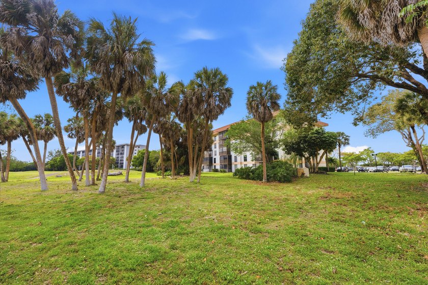 Beautifully updated 2-bedroom, 2-bath split floor plan condo - photo 15
