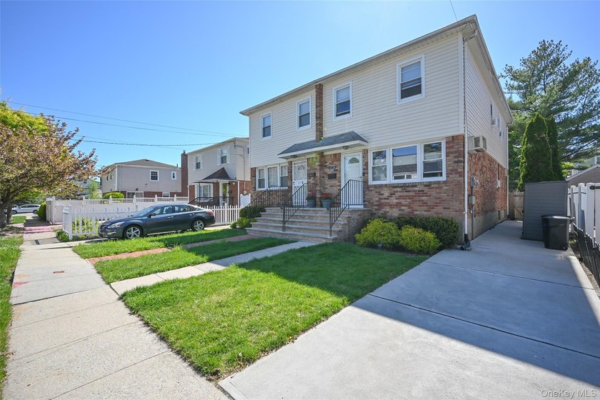 Well-maintained by long-time owners, this semi-detached Colonial - photo 2