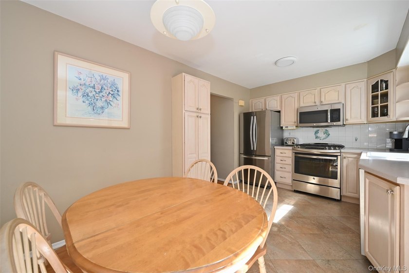 Well-maintained by long-time owners, this semi-detached Colonial - photo 9